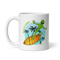 Good Vibes Surfing Alien White glossy mug