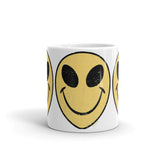 Alien Smiley White glossy mug